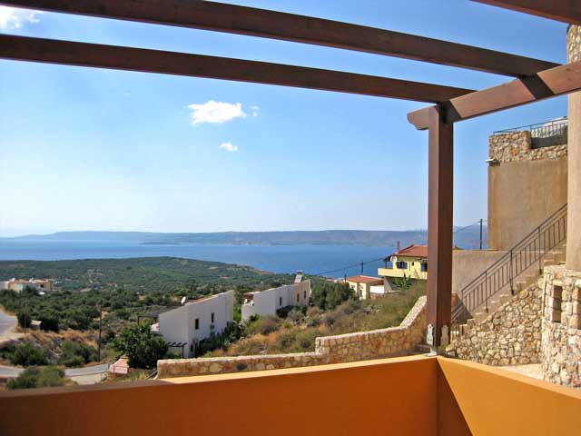 Πανοραμική θέα στην θάλασσα και στα Λευκά Όρη