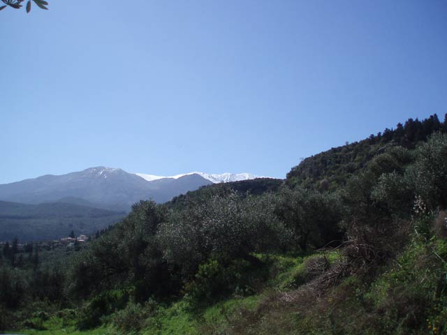 Θέα στα επιβλητικά Λευκά Όρη