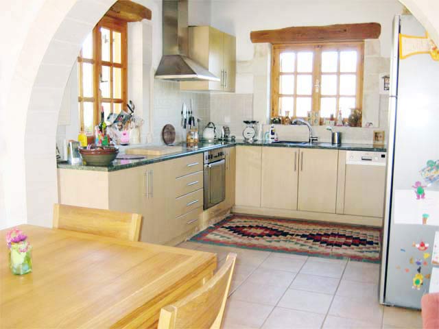 Steinhaus am Rande eines kretischen Dorfes