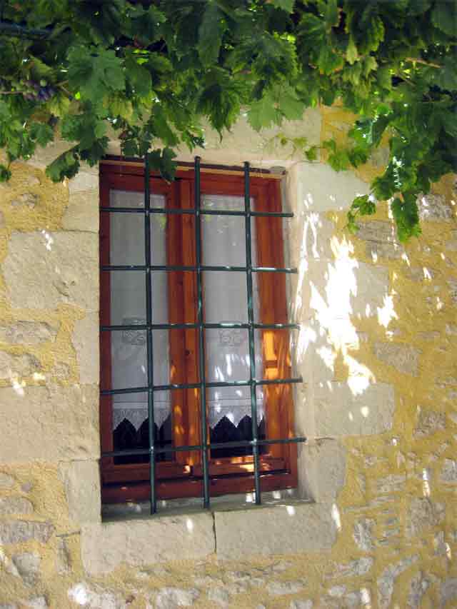 Πέτρινη αναπαλαιωμένη με άνετη αυλή