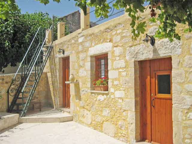 Πέτρινη αναπαλαιωμένη με άνετη αυλή