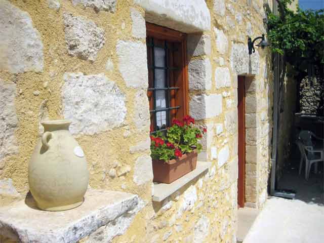 Πέτρινη αναπαλαιωμένη με άνετη αυλή