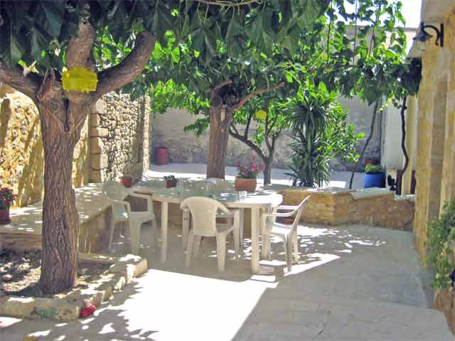 Πέτρινη αναπαλαιωμένη με άνετη αυλή