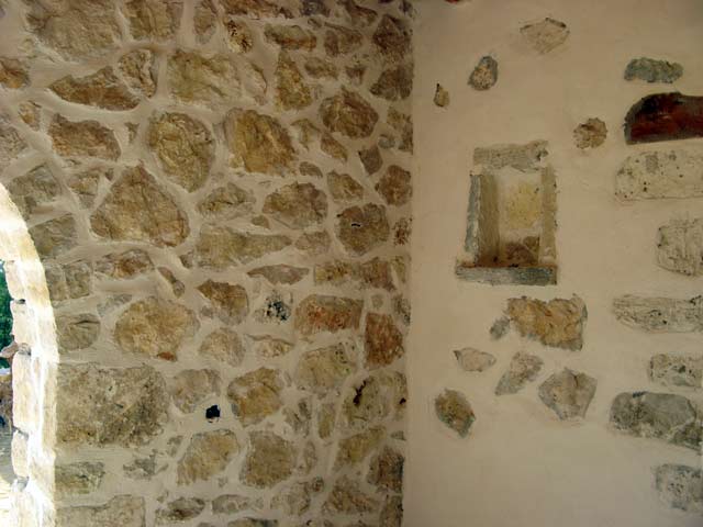 Πέτρινη κατοικία υπό κατασκευή με θέα