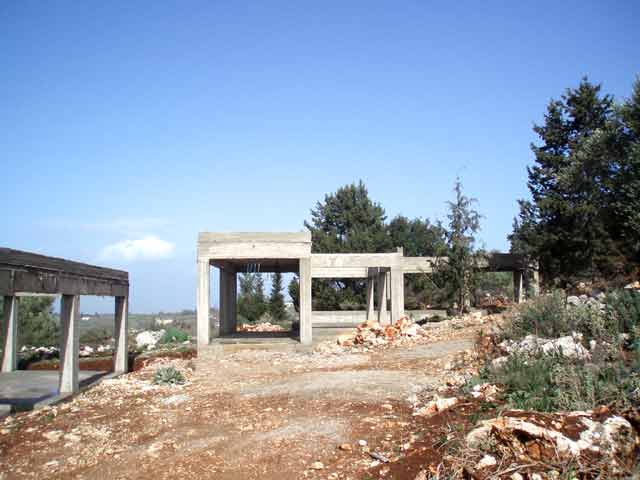 Attractive retreats in the fertile region of Vamos