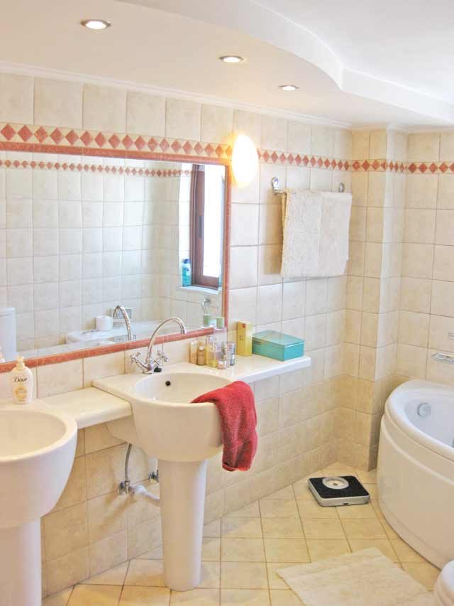 Comfortable home with prime views to the sea