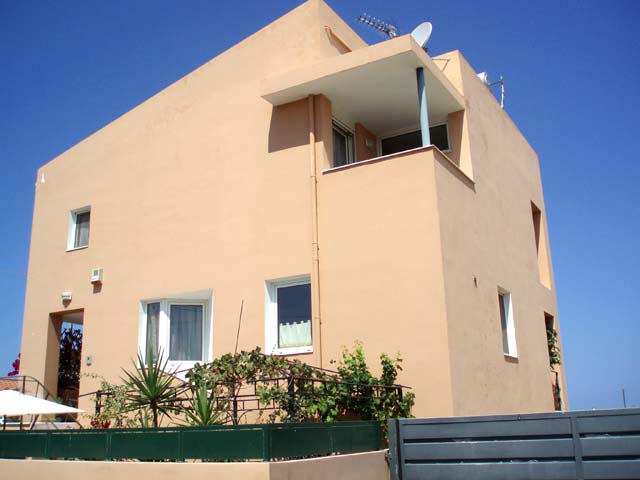 Detached, modern house in Akrotiri