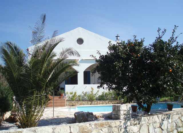 Modern bungalow home with pool in Alikianos