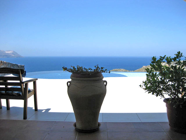 Villa Faros in prime location